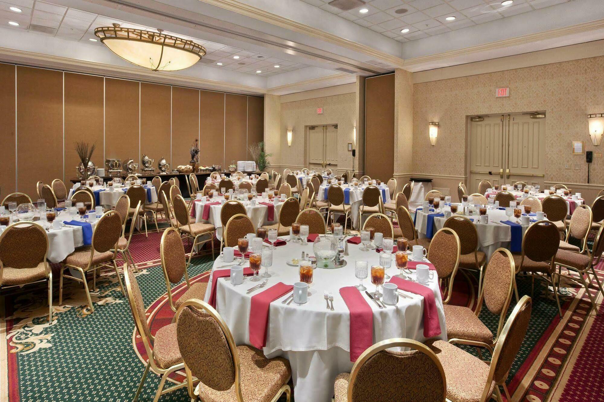 Doubletree By Hilton Cleveland East ביצ'ווד מסעדה תמונה